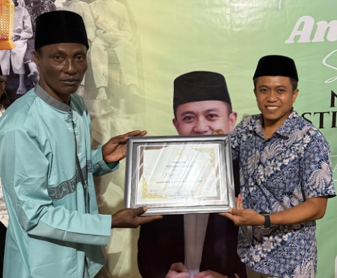 Direktur Naghfir's Institute Dr Naghfir Saat Menyerahkan Penghargaan Katagori Pemulung Nurul Di Naghfir's Institute Award 2026