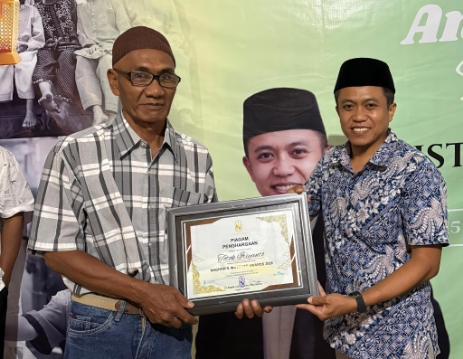Totok Penggali Kuburan Meraih Penghargaan Naghfir's Institute Award 2026 Diserahkan Langsung Direktur Naghfir's Institute Dr Naghfir 