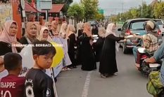 Ketika Senja Ramadan Menyatukan Hati: Bakesbangpol Sumenep Berbagi Takjil di Jalan Trunojoyo