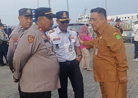 Suasana Penuh Keakraban Saat Plt. Kadis Perkimbub Sumenep Drs. Achmad Dzulkarnain MH Saat Menyampaikan Terima Kasih Kepada Petugas Kepolisian Usai Kegiatan Pelepasan Program Mudik Kepulauan, Selasa (10/03/2026)