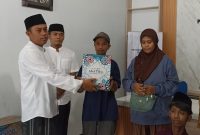 Ketua PWI Sumenep Faisal Warid Saat Membagikan Bantuan Kepada Penyandang Disabilitas, Selasa (10/03/2026)