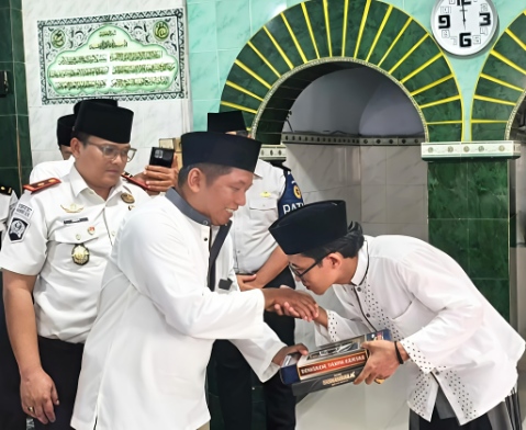 Kepala Rutan Kelas IIB Sumenep Aditya Wahyu Rahmadani Saat Mendampingi Ketua SAI Januar Herwanto Menyerahkan Bantuan Sembako Kepada Warga Binaan, Selasa (10/03/2026)
