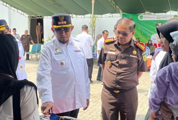 Bupati Sumenep Dr H Achmad Fauzi Wongsojudo SH MH Didampingi Kajari Nislianudin SH MH di Acara Pasar Murah 2026 