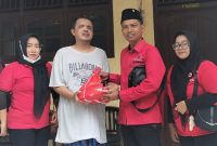 Plt. Ketua PAC PDI Perjuangan Kota Sumenep, Maryono, Saat Menyalurkan Bantuan MH. Said Abdullah kepada Penyandang Disabilitas 