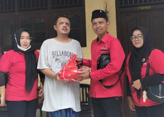 Plt. Ketua PAC PDI Perjuangan Kota Sumenep, Maryono, Saat Menyalurkan Bantuan MH. Said Abdullah kepada Penyandang Disabilitas 