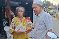 KH Moh. Fandari, SH Sangat Menyalurkan Sembako Kepada Salah Satu Warga di Desa Kertasada, Jum'at (13/03/2026)