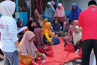 Salah Satu Perwakilan DPC PDI-P Kabupaten Sumenep Maryono Saat Menyalurkan Bansos Untuk Kaum Dhuafa di Kelurahan Bangselok, Minggu (15/03/2026)