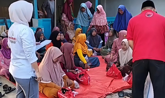 Salah Satu Perwakilan DPC PDI-P Kabupaten Sumenep Maryono Saat Menyalurkan Bansos Untuk Kaum Dhuafa di Kelurahan Bangselok, Minggu (15/03/2026)