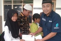 Wakil Pimpinan Redaksi Media Liputan7.id, Andre Yulianto Saat Menyalurkan Bantuan kepada Anak Yatim di Balai Desa Pandian, Sabtu (14/03/2026)