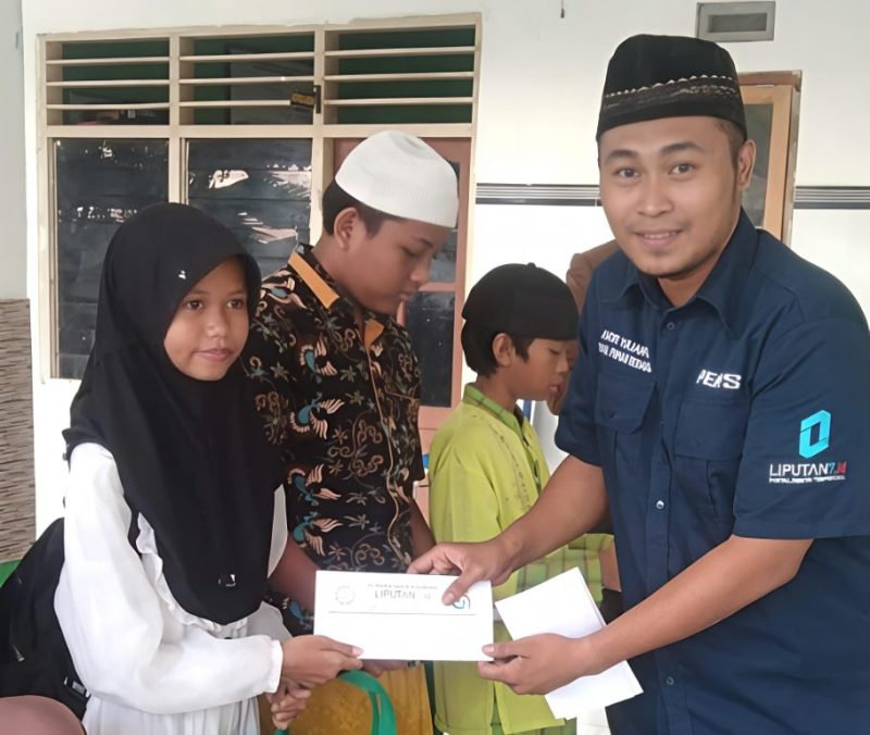 Wakil Pimpinan Redaksi Media Liputan7.id, Andre Yulianto Saat Menyalurkan Bantuan kepada Anak Yatim di Balai Desa Pandian, Sabtu (14/03/2026)