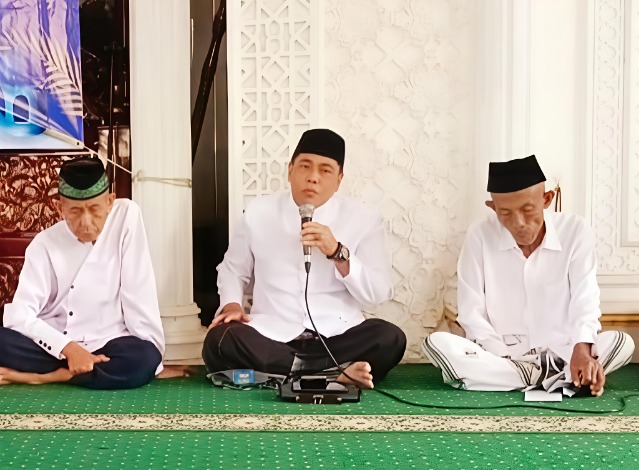 Ketua Alumni SMPN Manding dan Juga Alumni SMAN 1 93 Sumenep Fathor Arifin MPD Saat Memberikan Sambutan Diacara Santunan Anak Yatim dan Dhuafa 