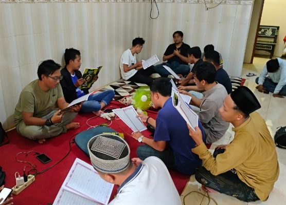 Suasana Khusyuk di Sekretariat PWRI Sumenep, Puluhan Wartawan Tuntaskan 30 Juz Al-Qur’an