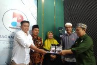 Direktur Naghfir’s Institute, Dr. Naghfir Saat Menyerahkan Hadiah Bagi Pemenang 