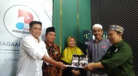 Direktur Naghfir’s Institute, Dr. Naghfir Saat Menyerahkan Hadiah Bagi Pemenang 