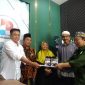 Direktur Naghfir’s Institute, Dr. Naghfir Saat Menyerahkan Hadiah Bagi Pemenang 