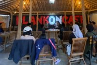 Pengurus Cabang Lembaga Seniman Muslimin Indonesia (Lesbumi) Nahdlatul Ulama Kabupaten Sumenep dalam diskusi kesenian yang digelar di sebuah kafe di pusat kota, Rabu (18/3/2026).