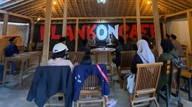 Pengurus Cabang Lembaga Seniman Muslimin Indonesia (Lesbumi) Nahdlatul Ulama Kabupaten Sumenep dalam diskusi kesenian yang digelar di sebuah kafe di pusat kota, Rabu (18/3/2026).
