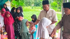 Ketua Dekopinda Sumenep, Drs. Ec. Sustono, MM, M.Si,  Saat Menyalurkan Bantuan Kepada Anak Yatim