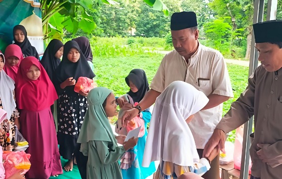 Ketua Dekopinda Sumenep, Drs. Ec. Sustono, MM, M.Si,  Saat Menyalurkan Bantuan Kepada Anak Yatim