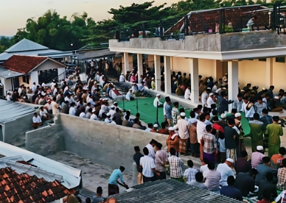 Ribuan Warga Ganding Sumenep Salat Id Lebih Awal, Masjid Al-Karawi Diserbu Jamaah