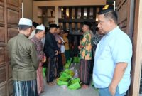 Penguasa Sekaligus Pemilik PT Arya Wiraraja Batam Akhmad Ma'ruf Maulana Saat Menerima Terima Undangan 