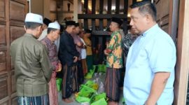 Penguasa Sekaligus Pemilik PT Arya Wiraraja Batam Akhmad Ma'ruf Maulana Saat Menerima Terima Undangan 