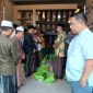 Penguasa Sekaligus Pemilik PT Arya Wiraraja Batam Akhmad Ma'ruf Maulana Saat Menerima Terima Undangan 