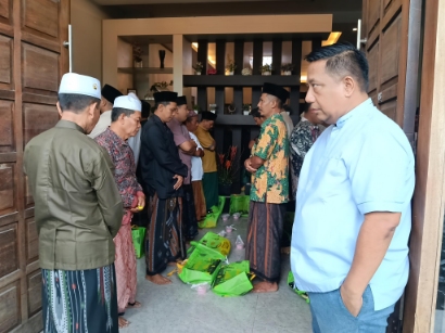Penguasa Sekaligus Pemilik PT Arya Wiraraja Batam Akhmad Ma'ruf Maulana Saat Menerima Terima Undangan 