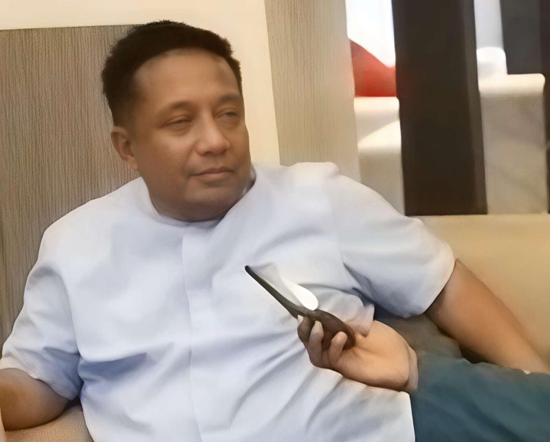 Pengusaha Asal Sumenep dan Pemilik PT Arya Wiraraja Group Batam Saat Ditemui Dirumahnya Di Desa Pamolokan Minggu (22/03/2026)