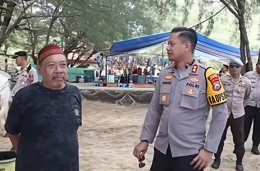 Kapolres Sumenep AKBP Anang Hardiyanto, S.I.K., Saat Berdialog Dengan Warga di Tempat Wisata 