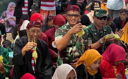 Komandan Batalyon Infanteri Teritorial Pembangunan (Danyonif TP) 931/Ksjatria Joko Tole, Mayor Inf Aditya Danang Bersama Plt Asisten III Setdakab Sumenep Ferdyansyah Tetrajaya SH di Festival Ketupat 2026