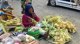 Salah satu pedagang Ketupat di Pasar Anom Sumenep 