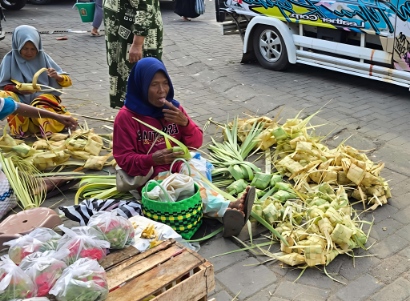Salah satu pedagang Ketupat di Pasar Anom Sumenep 