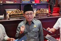 Ketua Fraksi PDIP DPRD Sumenep, H. Hosnan, S.IP., M.A.P., saat diwawancarai sejumlah awak media, Senin (30/03/2026)