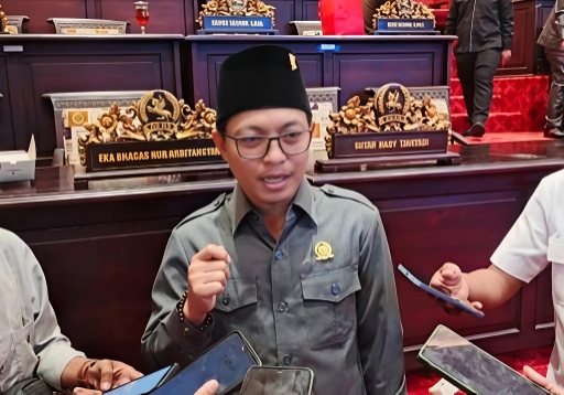 Ketua Fraksi PDIP DPRD Sumenep, H. Hosnan, S.IP., M.A.P., saat diwawancarai sejumlah awak media, Senin (30/03/2026)