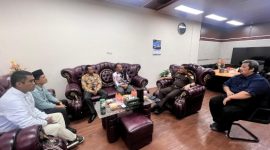 Kajari Sumenep Nislianudin SH MH Saat Menerima Kunjungan Silaturahmi Ketua Komisi Informasi dan Anggota di Ruang VIP Kajari Sumenep, Kamis (02/04/2025)
