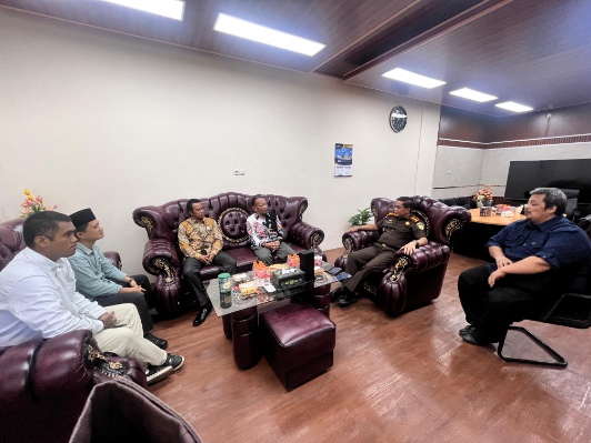 Kajari Sumenep Nislianudin SH MH Saat Menerima Kunjungan Silaturahmi Ketua Komisi Informasi dan Anggota di Ruang VIP Kajari Sumenep, Kamis (02/04/2025)