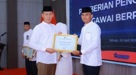 Maftur Rahman, petugas Rutan Sumenep Saat Menerima Penghargaan dari Kanwil Direktorat Jenderal Pemasyarakatan Jawa Timur, Kadiyono. Penyerahan penghargaan berlangsung di Lapas Kelas I Surabaya, Sabtu (4/4/2026).
