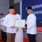 Maftur Rahman, petugas Rutan Sumenep Saat Menerima Penghargaan dari Kanwil Direktorat Jenderal Pemasyarakatan Jawa Timur, Kadiyono. Penyerahan penghargaan berlangsung di Lapas Kelas I Surabaya, Sabtu (4/4/2026).