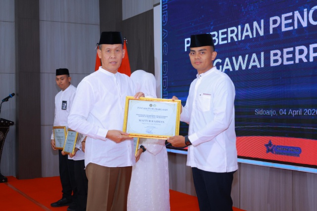 Maftur Rahman, petugas Rutan Sumenep Saat Menerima Penghargaan dari Kanwil Direktorat Jenderal Pemasyarakatan Jawa Timur, Kadiyono. Penyerahan penghargaan berlangsung di Lapas Kelas I Surabaya, Sabtu (4/4/2026).