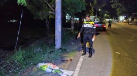 Petugas Unit Laka Lantas Polres Sumenep Saat Olah TKP di Jalan Lingkar Desa Gedungan Kecamatan Batuan