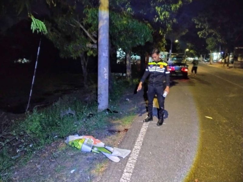 Petugas Unit Laka Lantas Polres Sumenep Saat Olah TKP di Jalan Lingkar Desa Gedungan Kecamatan Batuan