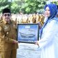 Wabup Sumenep KH Imam Hasyim, SH MH Saat Menerima Sertifikat dari Perwakilan Politeknik Negeri Madura, Senin (06/04/2026)