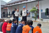 Kasubsi Pelayanan Tahanan Teguh Saat Memantau Langsung Razia Narkoba Warga Binaan 
