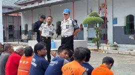 Kasubsi Pelayanan Tahanan Teguh Saat Memantau Langsung Razia Narkoba Warga Binaan 