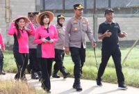 Kades Paberasan Rahman Saleh Saat Mendampingi Kapolres Sumenep AKBP Anang Hardiyanto, SIK Dalam Penanaman Jagung di Desa Paberasan Kecamatan Kota Sumenep, Kamis (09/04/2026)