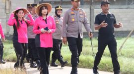 Kades Paberasan Rahman Saleh Saat Mendampingi Kapolres Sumenep AKBP Anang Hardiyanto, SIK Dalam Penanaman Jagung di Desa Paberasan Kecamatan Kota Sumenep, Kamis (09/04/2026)