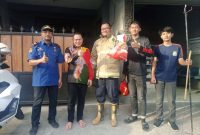 Sehari Dua Ancaman, Damkar Sumenep Evakuasi Sarang Tawon dan Ular di Permukiman Warga