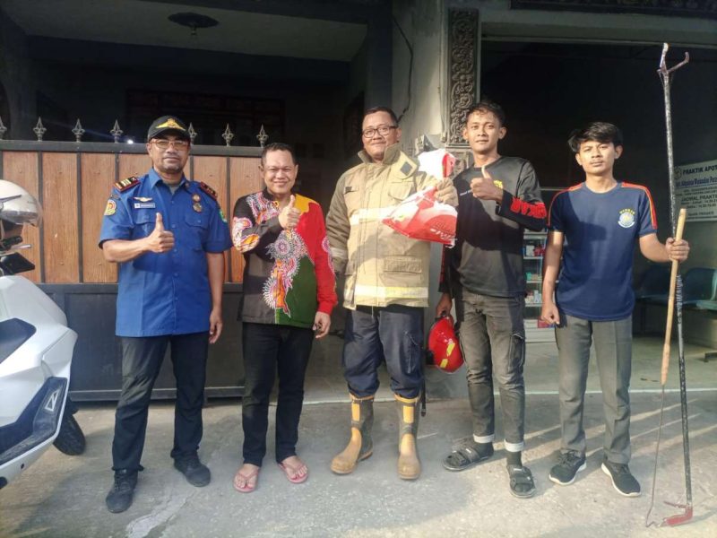 Sehari Dua Ancaman, Damkar Sumenep Evakuasi Sarang Tawon dan Ular di Permukiman Warga