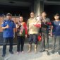Sehari Dua Ancaman, Damkar Sumenep Evakuasi Sarang Tawon dan Ular di Permukiman Warga